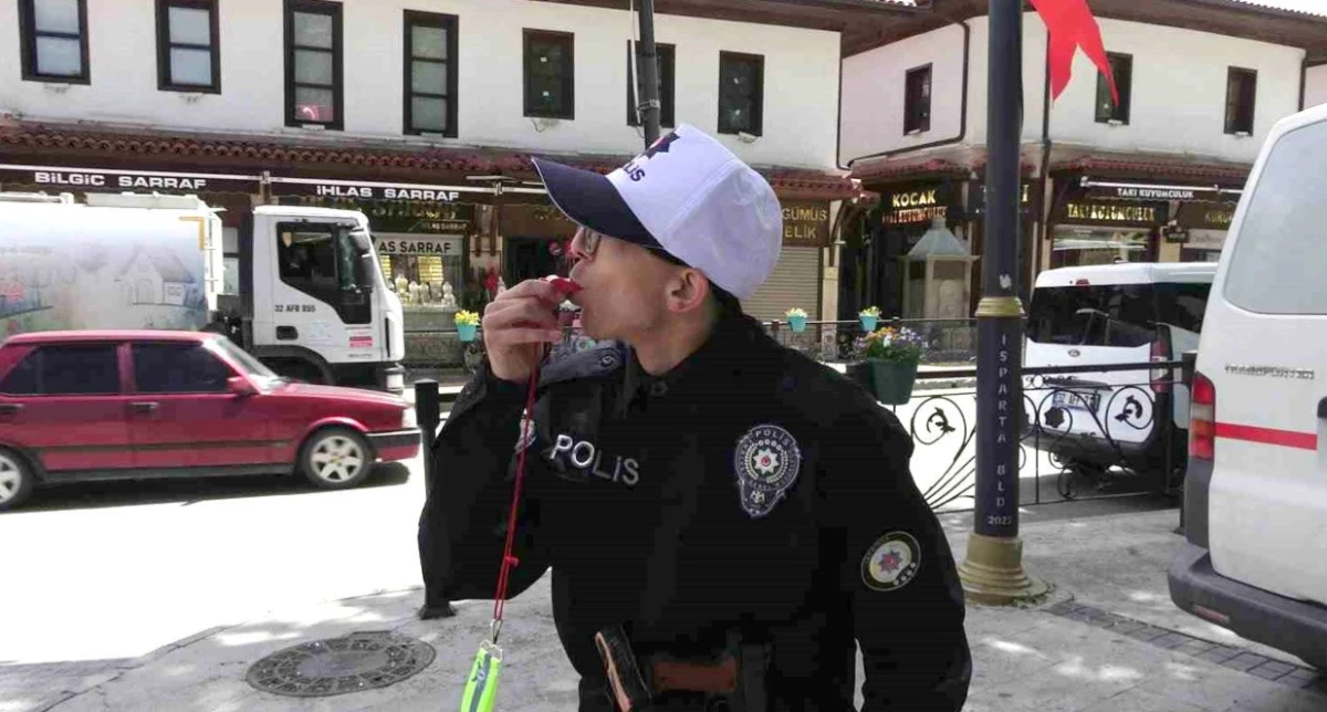 15 yıldır evinde polis &uuml;niformasıyla gezen Mert&rsquo;in polis olma hayali ger&ccedil;ek oldu