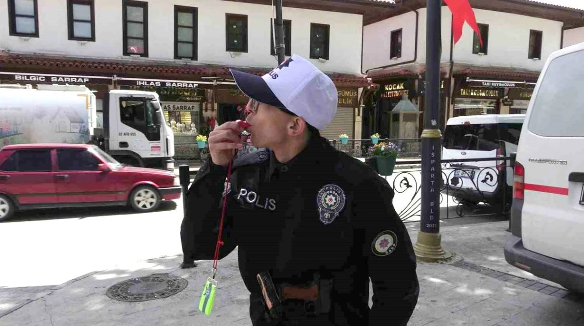 15 yıldır evinde polis &uuml;niformasıyla gezen Mert&rsquo;in polis olma hayali ger&ccedil;ek oldu