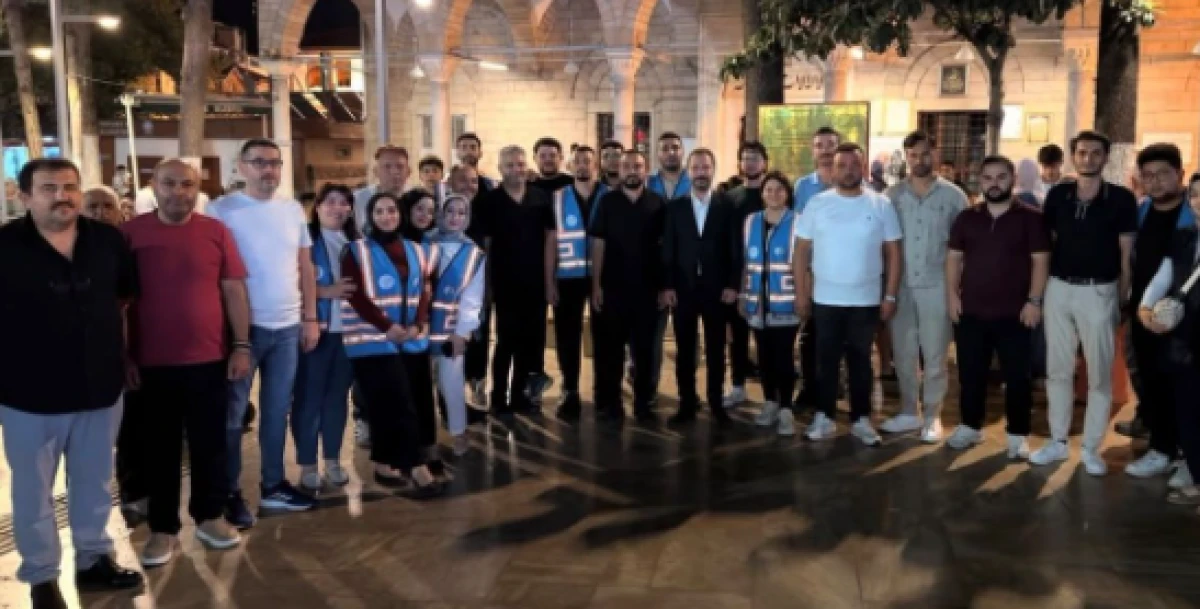 AK Parti Gen&ccedil;lik&rsquo;ten Kandil Gecesinde Anlamlı İkram