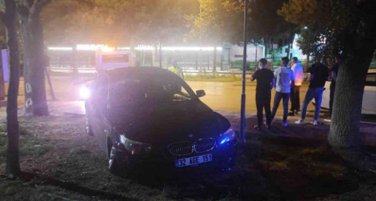 Alkoll&uuml; aday s&uuml;r&uuml;c&uuml; kaldırıma &ccedil;ıktı, ehliyetine el konuldu