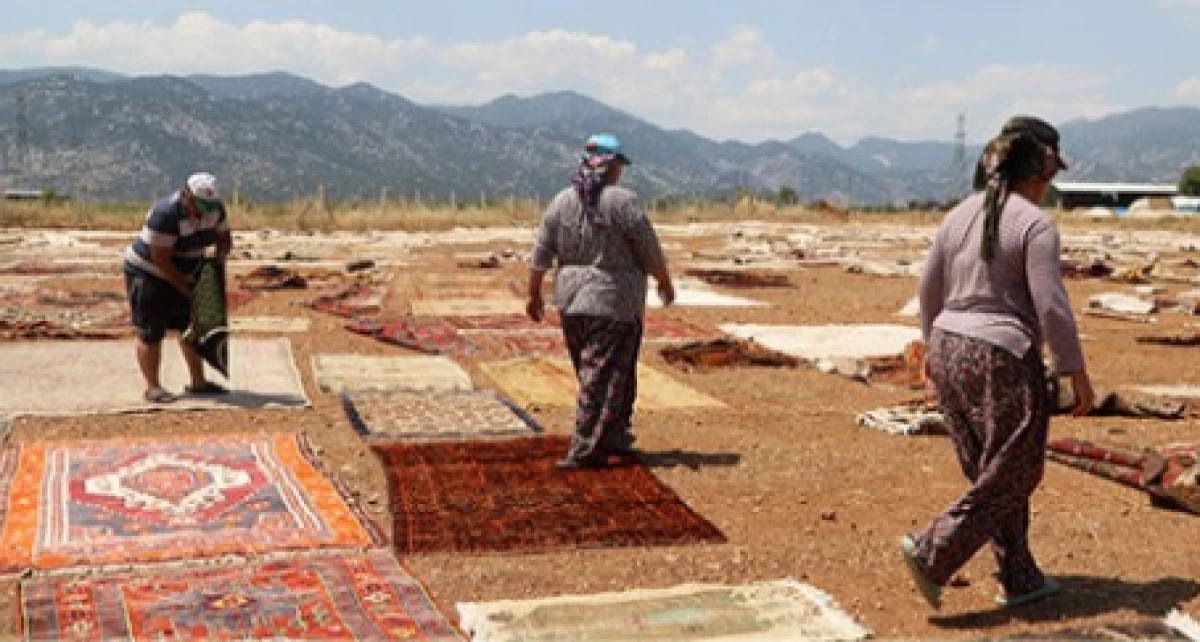 Antalya'da g&uuml;neşte soldurulan halılar, d&uuml;nyanın g&ouml;zdesi oldu