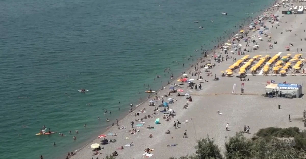 Antalya&rsquo;da vatandaşlar sahile akın etti!