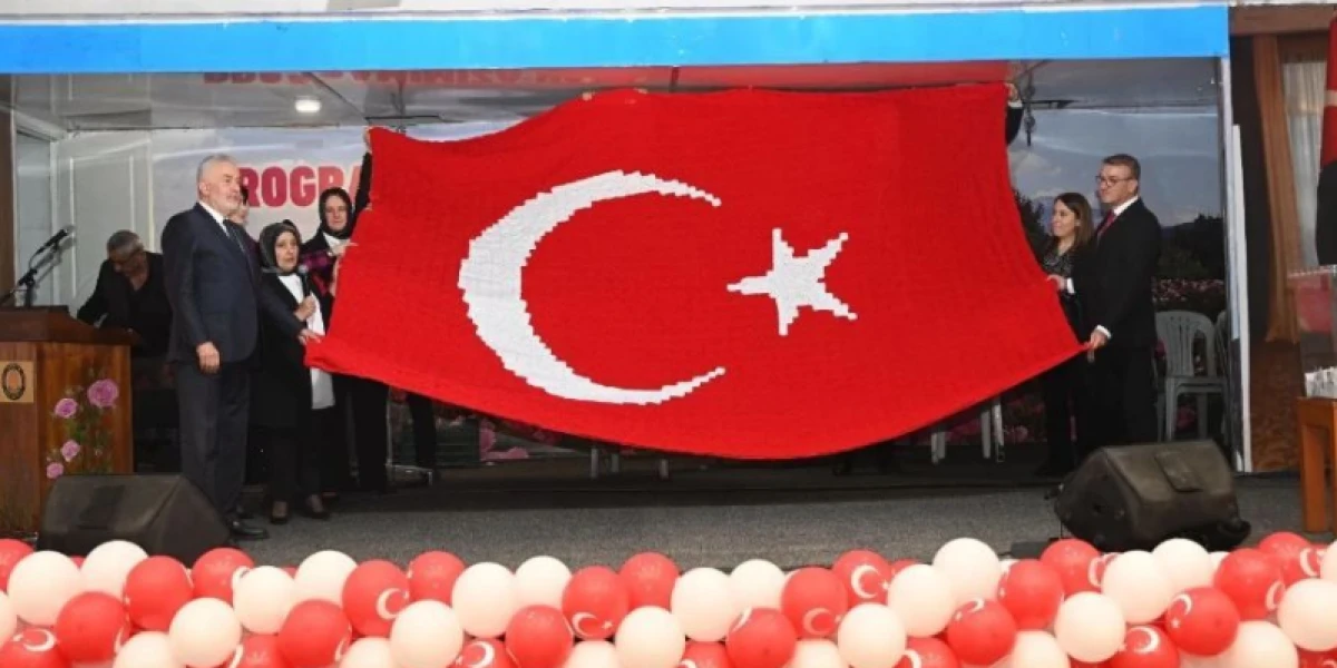 Başkan Başdeğirmen&rsquo;e Geri D&ouml;n&uuml;ş&uuml;m At&ouml;lyesinden Anlamlı Hediye: 35 Kadının El Emeğiyle 1923 Motiften T&uuml;rk Bayrağı