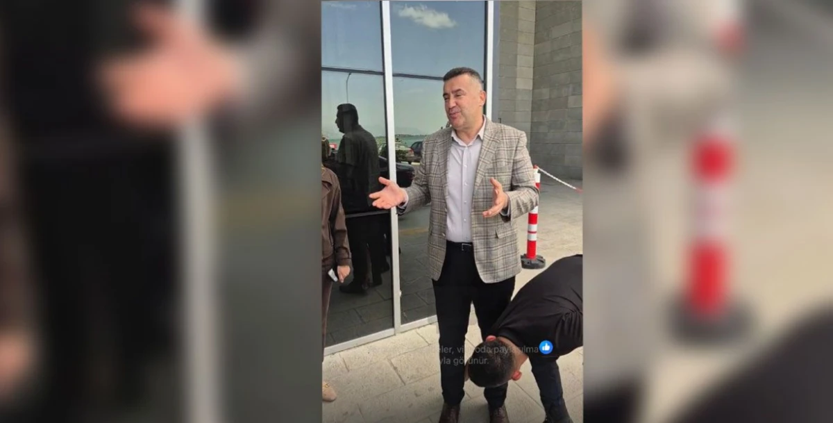 Başkan canlı yayında ayakkabılarını korumasına sildirdi
