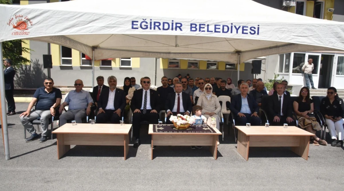 Başkan Mustafa &Ouml;zer, Kadınların el emeği sergisinde &uuml;reten elleri yalnız bırakmadı