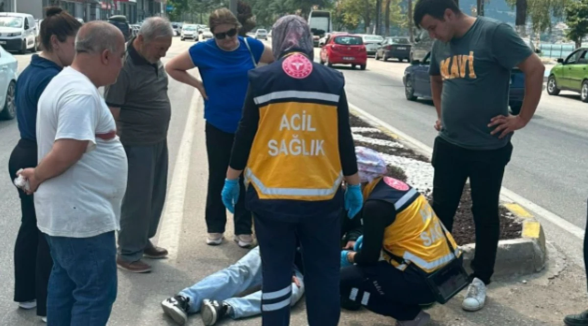 Başkan &Ouml;zer'in eşi Sevgi &Ouml;zer, kazada yaralanan motosiklet s&uuml;r&uuml;c&uuml;s&uuml;n&uuml;n yanından bir an olsun ayrılmadı