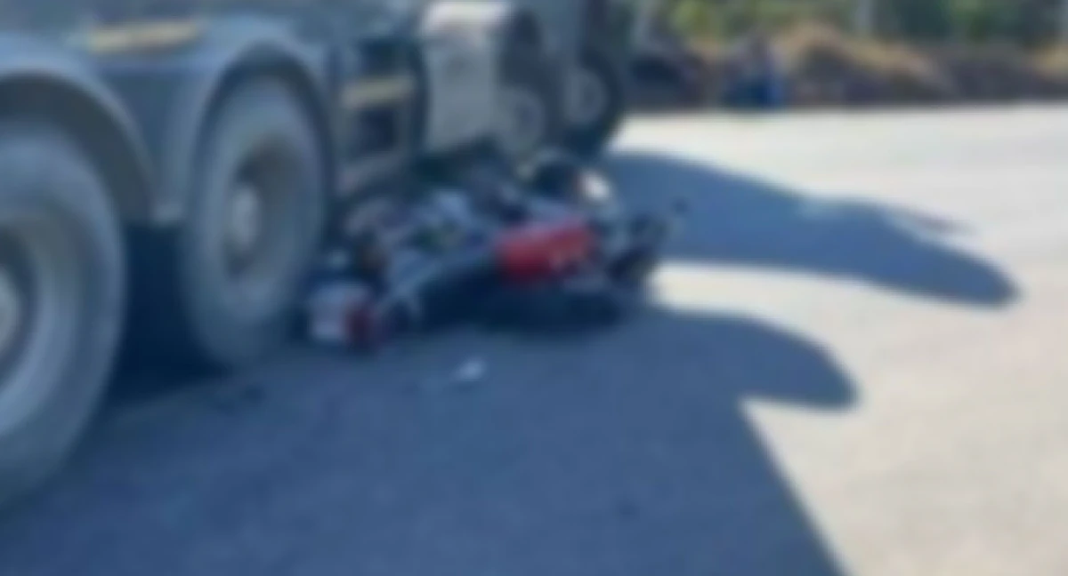 Beton mikserine &ccedil;arpan motosikletli &ouml;ld&uuml;