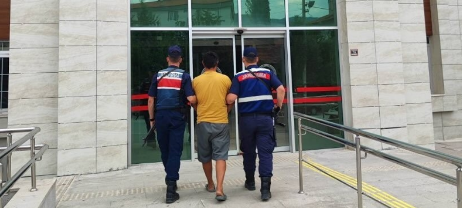 Burdur'da 27 ş&uuml;pheli g&ouml;zaltında, uyuşturucu ve ka&ccedil;ak&ccedil;ılığa b&uuml;y&uuml;k darbe