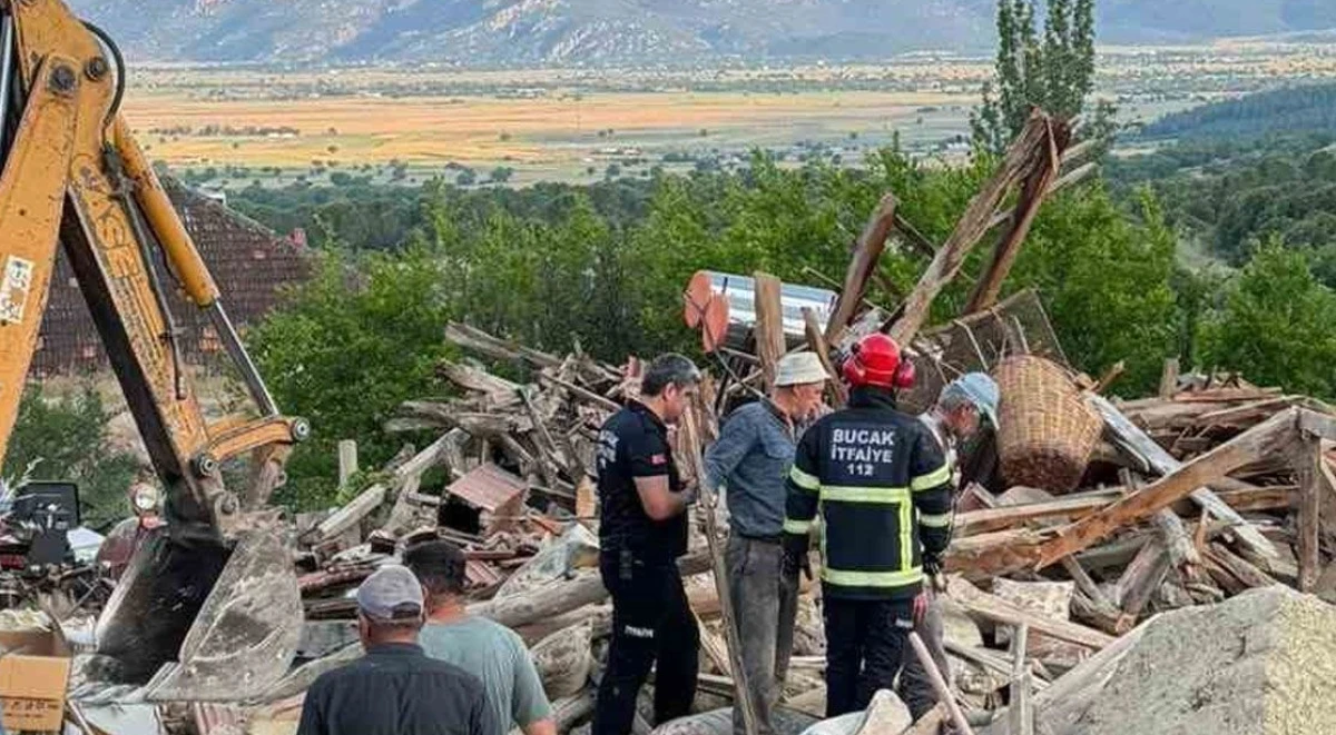 Burdur&rsquo;da kerpi&ccedil; ev &ccedil;&ouml;kt&uuml;: 2 kişi yaralandı