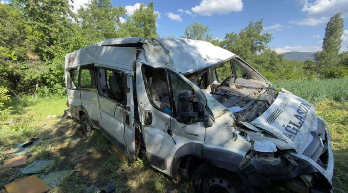 Burdur&rsquo;da minib&uuml;s tarlaya u&ccedil;tu: 8 yaralı Burdur