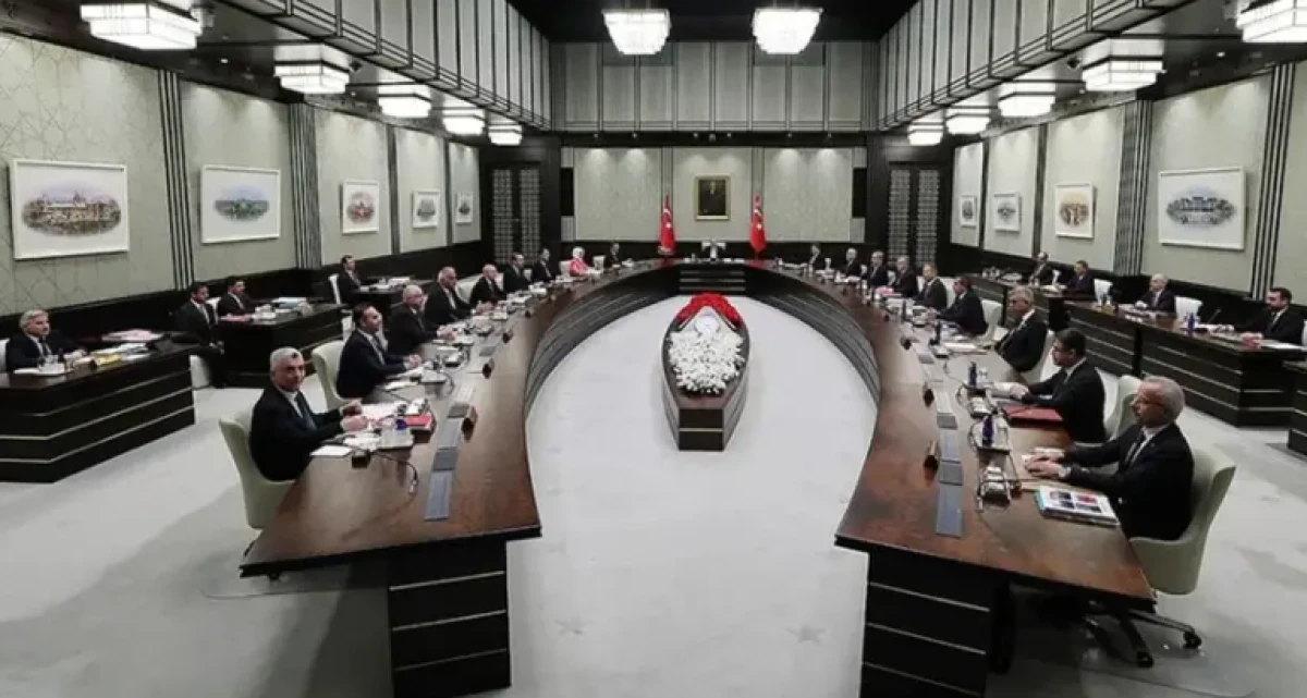 Canlı yayında kabine iddiası! "3 ila 5 bakanın g&ouml;rev değişimi olabilir"
