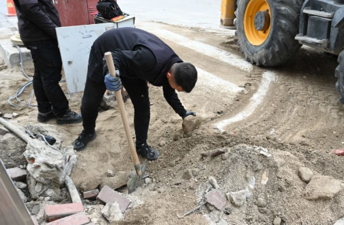 Cumhuriyet Caddesi&rsquo;nde kaldırım yenileme &ccedil;alışması yapılıyor