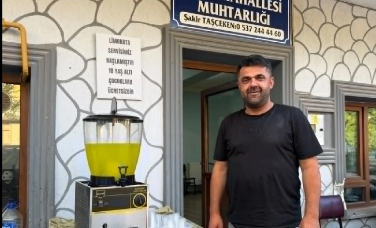 Dere Mahallesi Muhtarı Şakir Taş&ccedil;eken'den &Ccedil;ocuklara Serinleten İkram