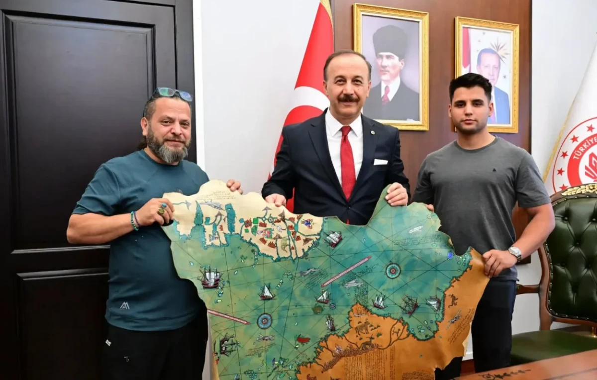 Deri Ustasından Vali Erin'e &Ouml;zel Hediye