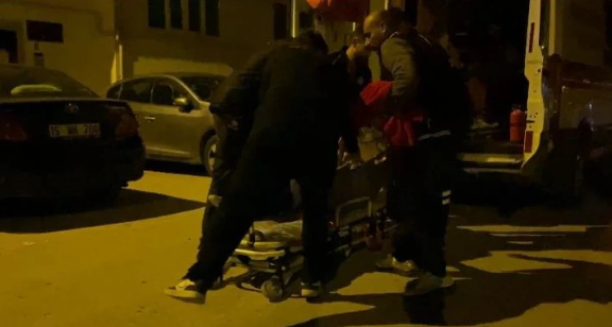 Evlerindeki asma tavan &uuml;zerlerine &ccedil;&ouml;kt&uuml;, deprem oluyor sandılar :1 yaralı