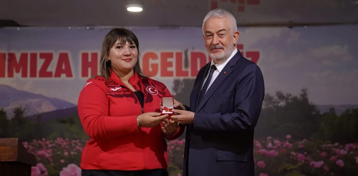 Fatmag&uuml;l &Ccedil;evik&rsquo;e Başkan Başdeğirmen&rsquo;den Cumhuriyet Altını!