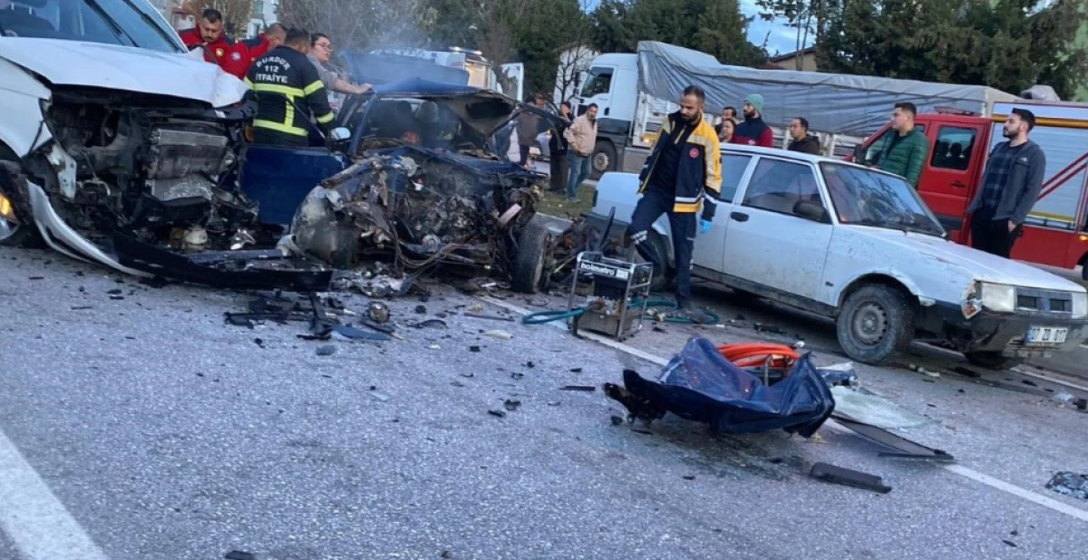 Feci kaza: 2 &ouml;l&uuml; 3 yaralı