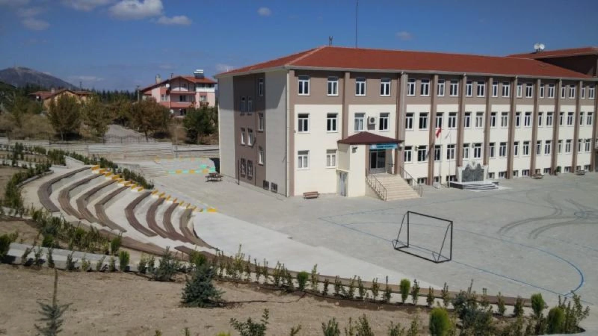 Hızırbey Ortaokulu'ndan İlk Y&uuml;zde 25'lik Dilimde 106 &Ouml;ğrenci