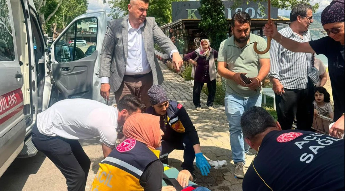 İlk m&uuml;dahale Başkan &Ouml;zer&rsquo;den! Rahatsızlanan vatandaşın yanından bir an olsun ayrılmadı