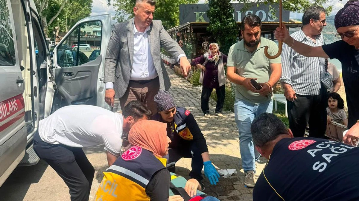 İlk m&uuml;dahale Başkan &Ouml;zer&rsquo;den! Rahatsızlanan vatandaşın yanından bir an olsun ayrılmadı