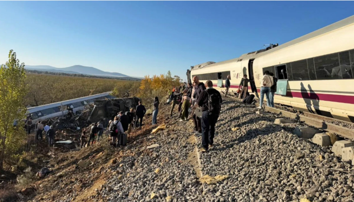 İspanya'da hızlı trenler &ccedil;arpıştı: &Ouml;l&uuml; ve yaralılar var