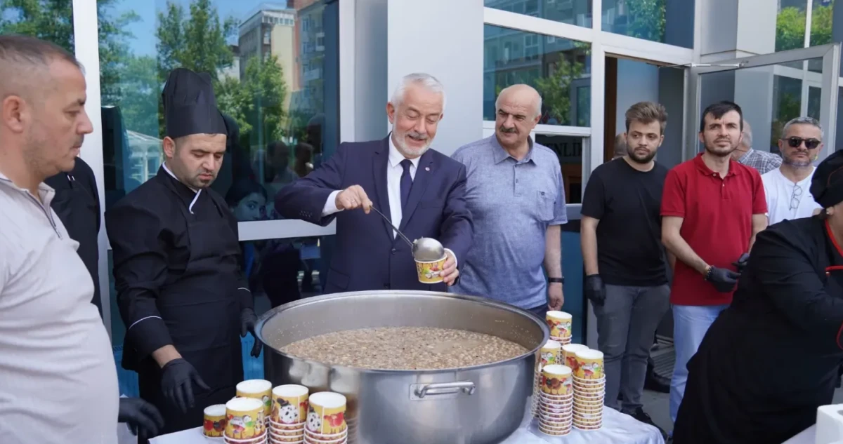 Isparta Belediyesi&rsquo;nden aşure ikramı
