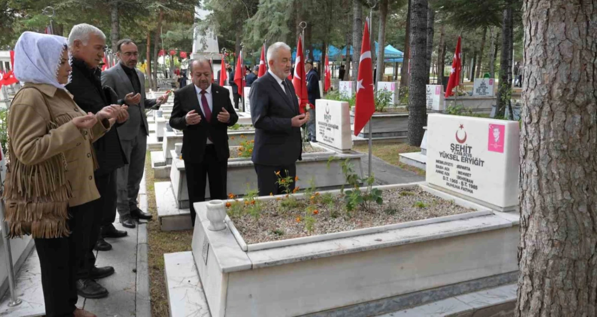 Isparta&rsquo;da 29 Ekim Cumhuriyet Bayramı kutlamaları &ccedil;elenk t&ouml;reniyle başladı