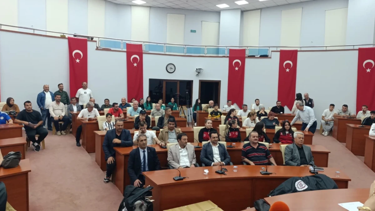 Isparta&rsquo;da Amat&ouml;r Futbol Kul&uuml;plerine Spor Malzemesi Desteği