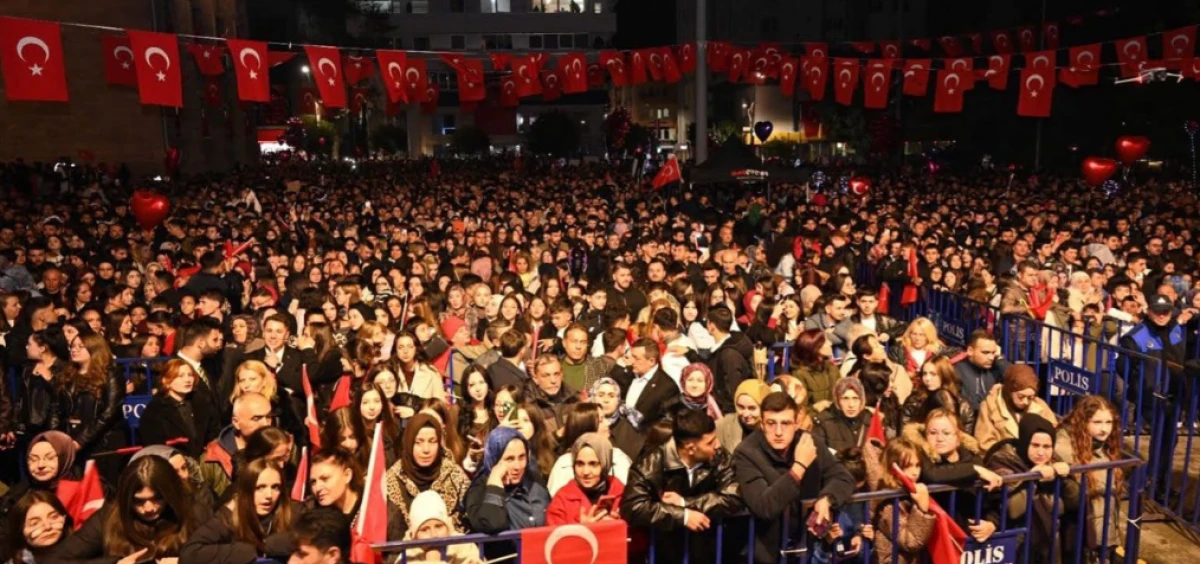 Isparta&rsquo;da Ebru Yaşar Konseri Alanında Bı&ccedil;aklı Kavga: 1 Kişi Ağır Yaralı