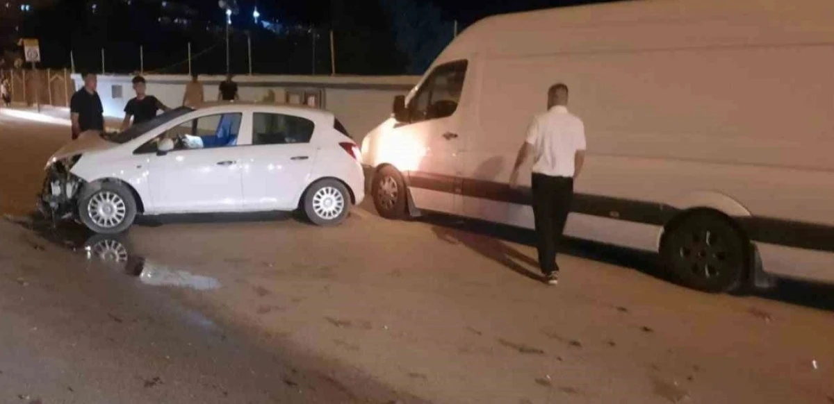 Isparta&rsquo;da kontrolden &ccedil;ıkan otomobil park halindeki araca &ccedil;arptı: 1 yaralı