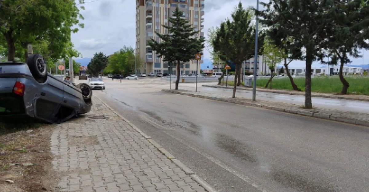 Isparta'da otomobil ters d&ouml;nd&uuml;