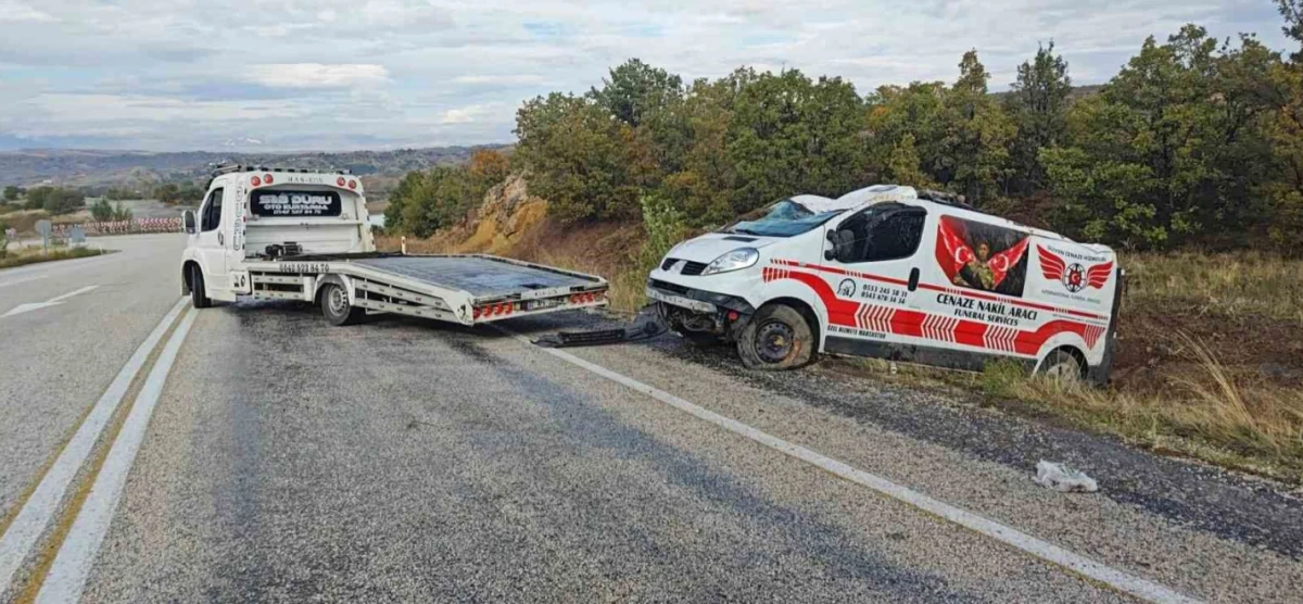 Isparta&rsquo;da &ouml;zel cenaze nakil aracı şarampole devrildi: 1 yaralı