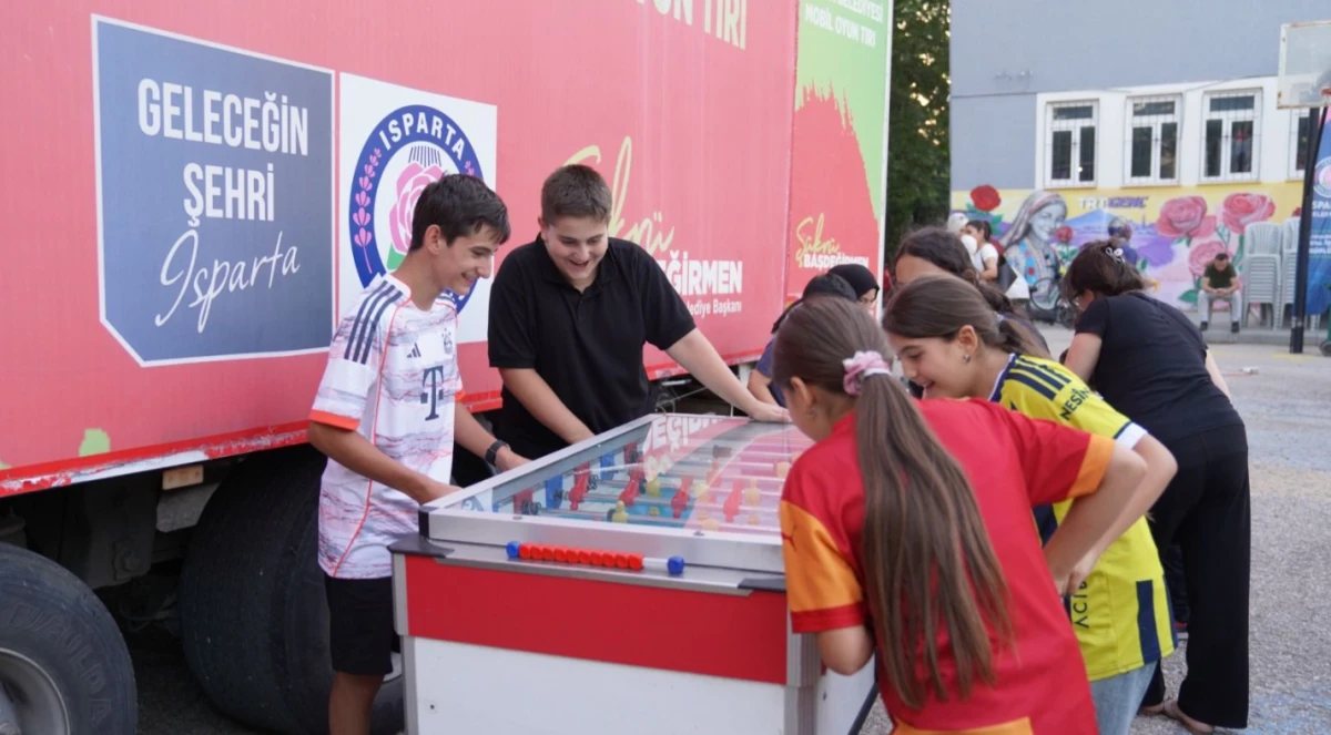 Isparta&rsquo;da yaz akşamları &ccedil;ocukların neşesiyle şenlendi