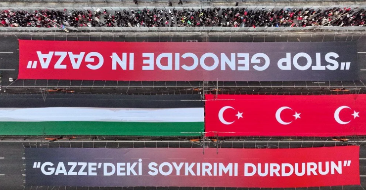 İstanbul'da tarihi buluşma: Binlerce kişi Galata K&ouml;pr&uuml;s&uuml;'nde buluştu