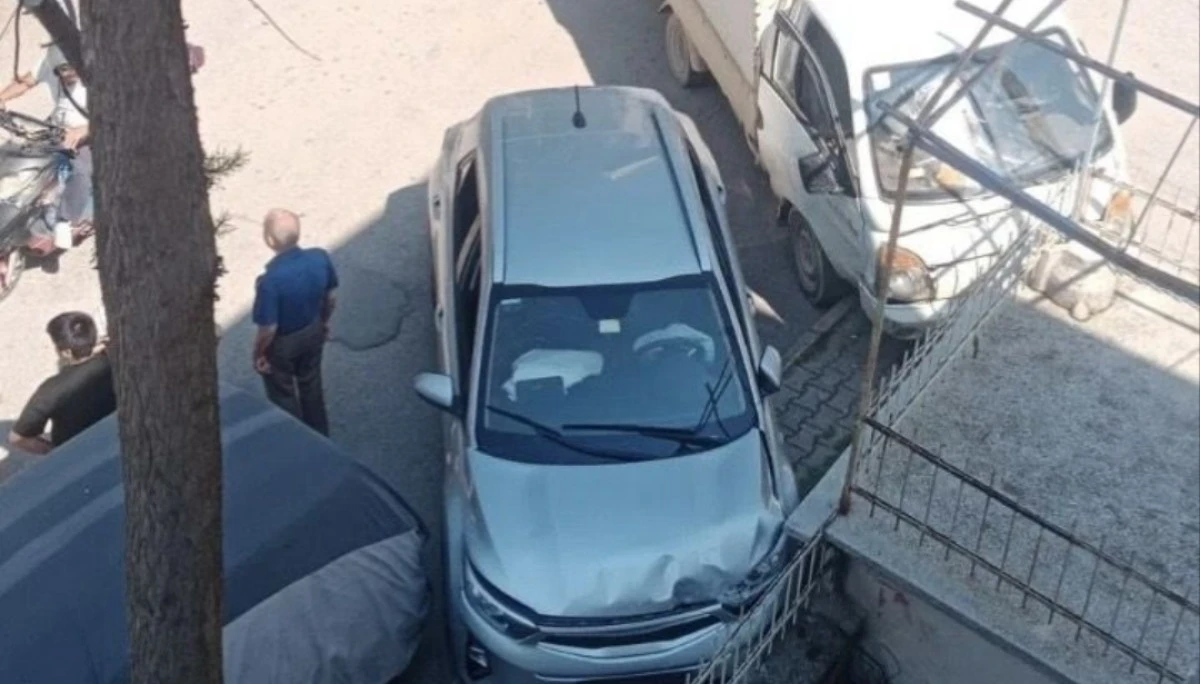 Kamyonet otomobille &ccedil;arpıştı 3 yaralı