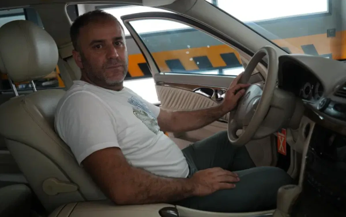 Mercedes marka aracı g&uuml;mr&uuml;kte buzdolabı g&ouml;sterdiler