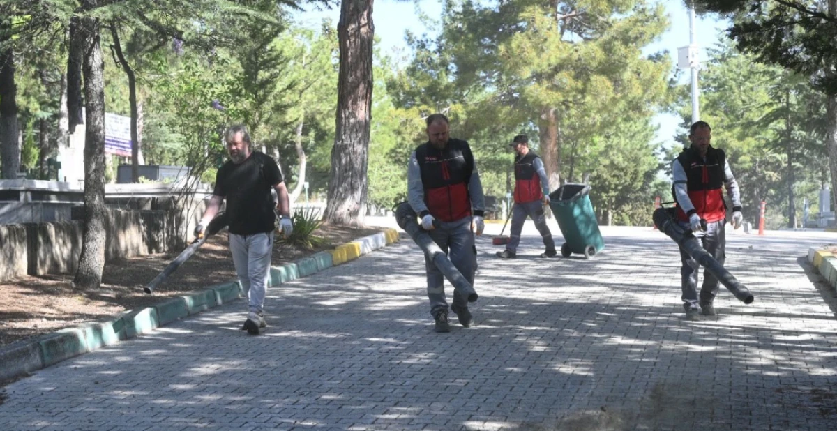 Mezarlık Alanları Bayram Ziyaretine Hazır Hale Getirildi