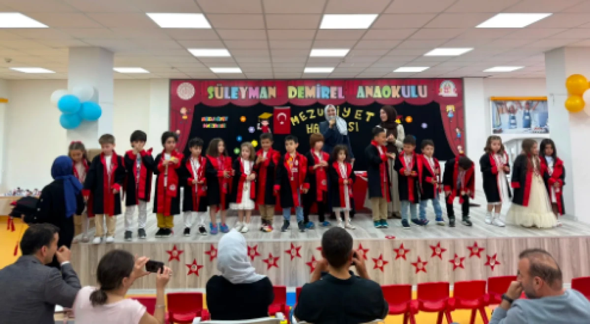 MİNİKLERDEN DUYGULANDIRAN MEZUNİYET: UĞUR B&Ouml;CEKLERİ SINIFI KEP ATTI