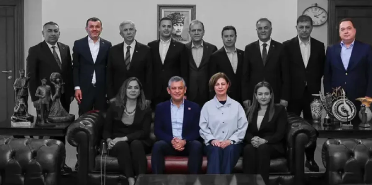 Mutlak butlan sonrası hepsi &Ouml;zg&uuml;r &Ouml;zel'in yanına gelmişti! Sadece 3 b&uuml;y&uuml;kşehir belediye başkanı Yeni Parti'ye katıldı