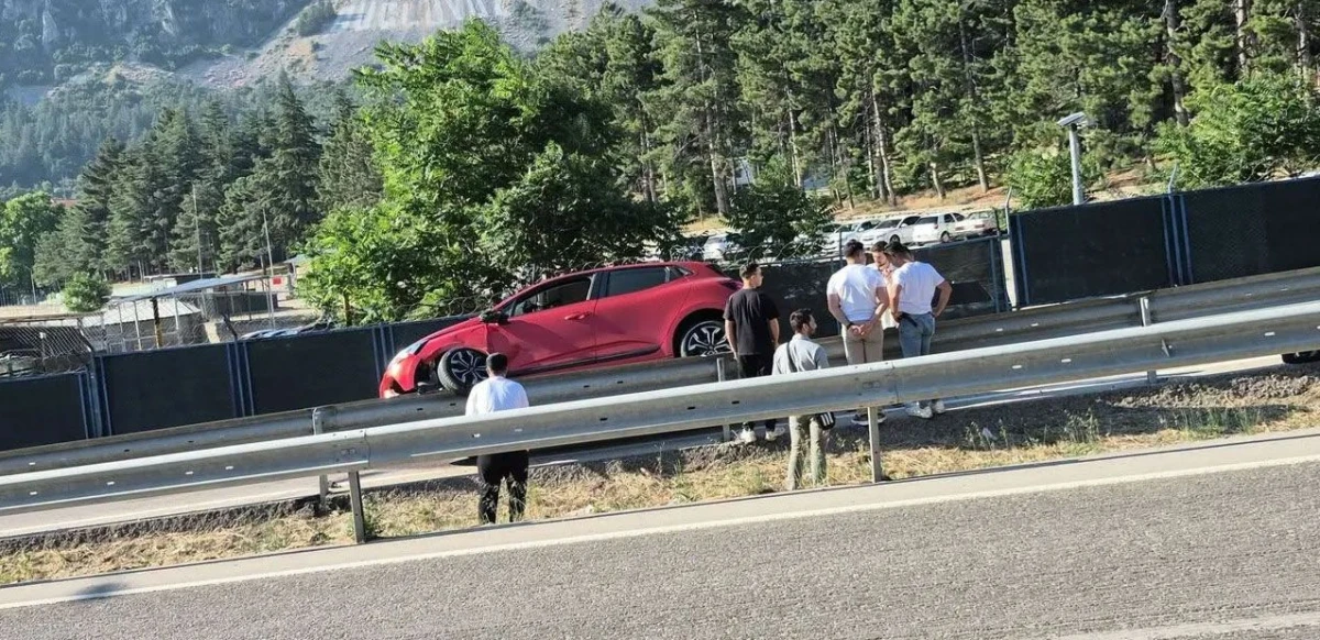 Otomobil bariyerlerde asılı kaldı