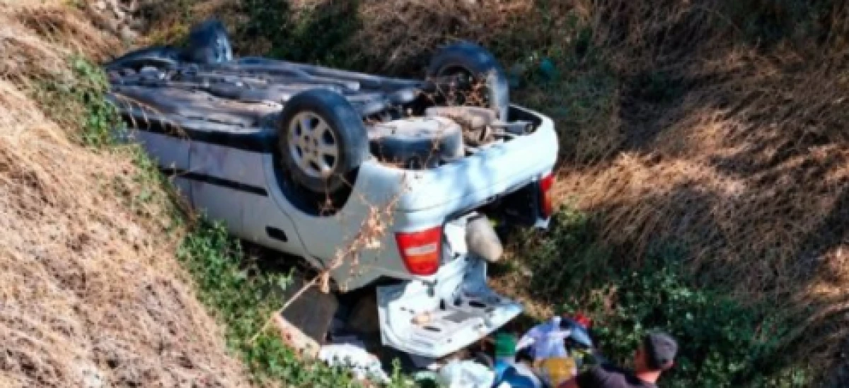 Otomobil Dere yatağına u&ccedil;tu 2 yaralı