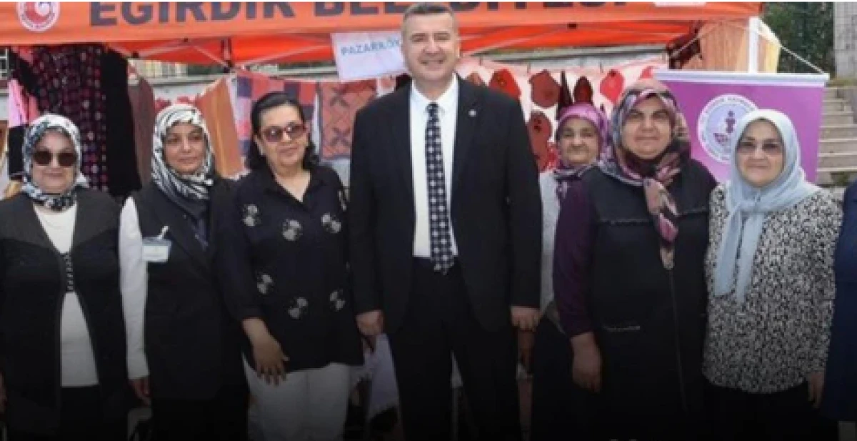 &Ouml;ZER, KADINLARIN EL EMEĞİ SERGİSİNDE &Uuml;RETEN ELLERİ YALNIZ BIRAKMADI