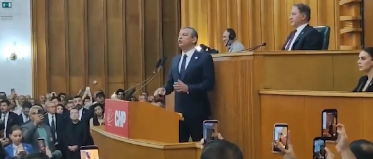 &Ouml;zg&uuml;r &Ouml;zel 'Yeni Parti'yi a&ccedil;ıkladı! CHP k&uuml;rs&uuml;s&uuml;ne veda etti