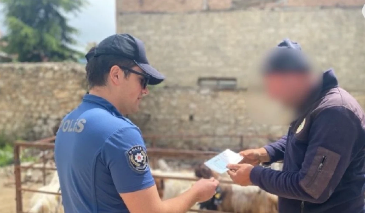 Polis, kurbanlık pazarında tek tek uyardı