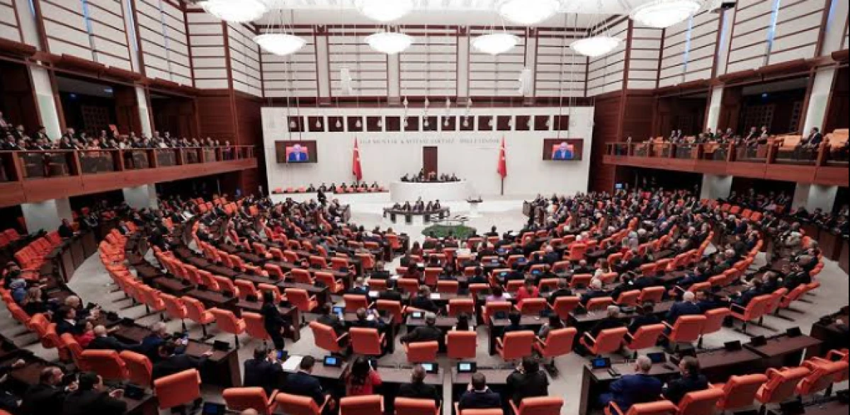 Tatil İptal, Mesai Yoğun: Meclis&rsquo;te Yasa Teklifi Maratonu Başladı!