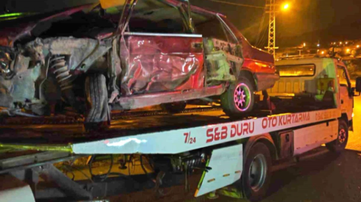 Tırla &ccedil;arpışan ara&ccedil; hurdaya d&ouml;nd&uuml;: 2 yaralı