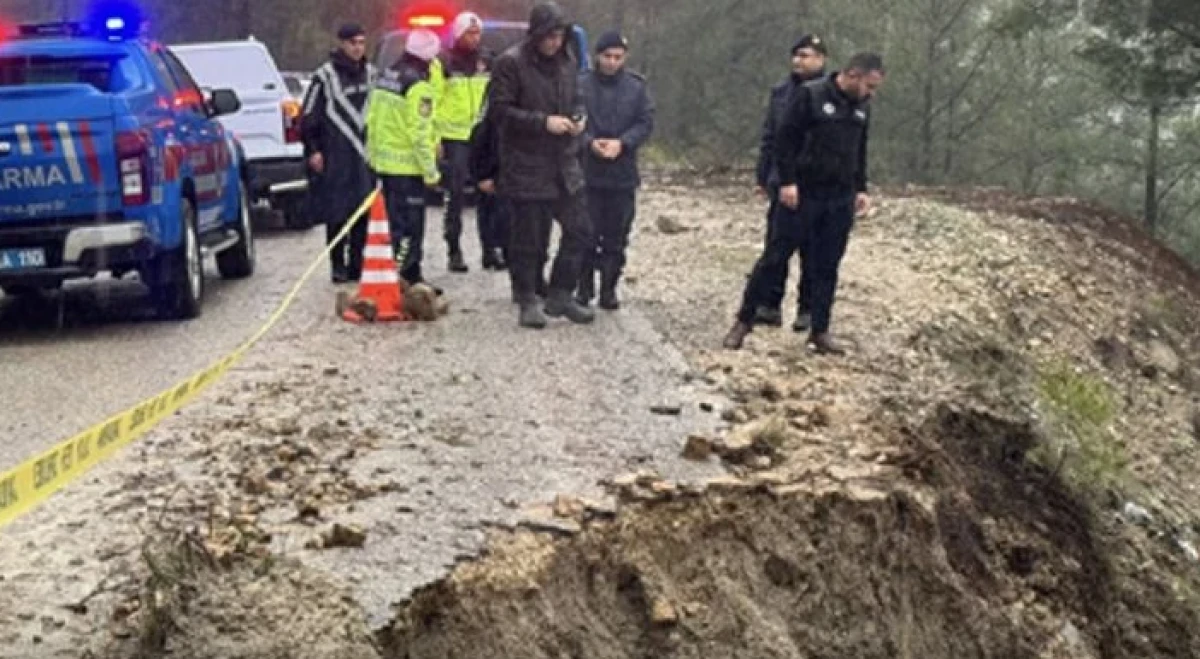 Toprak kayması sonrası yol trafiğe kapandı