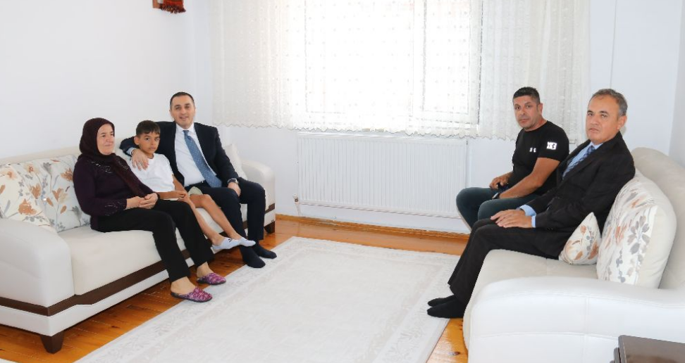 Vali Dr. T&uuml;rker &Ouml;ks&uuml;z'den şehit annesine anlamlı ziyaret