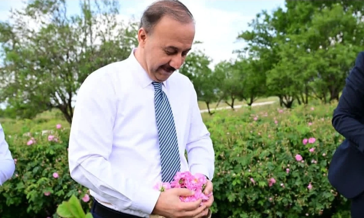 Vali Erin Ardı&ccedil;lı'da g&uuml;l topladı