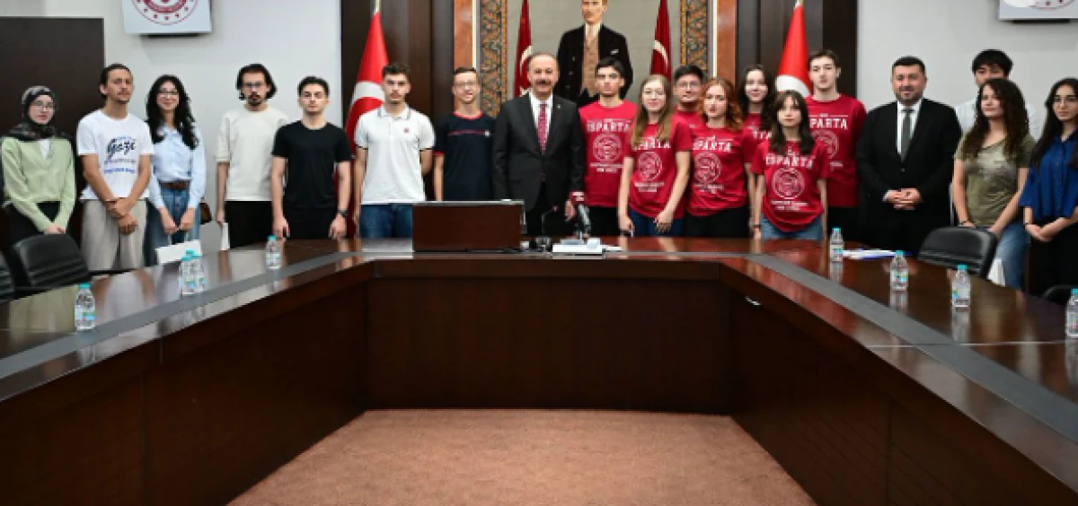 Valilikte Başarı Buluşması: LGS Birincisi ve YKS T&uuml;rkiye Derecesi Yapan &Ouml;ğrenciler Onurlandırıldı